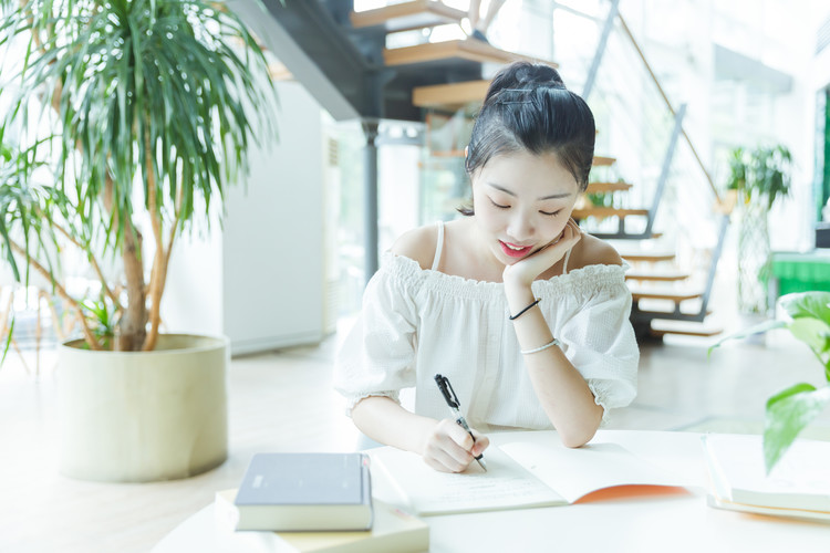 技校适合初中女生的专业_技术学校有哪些专业适合女初中生